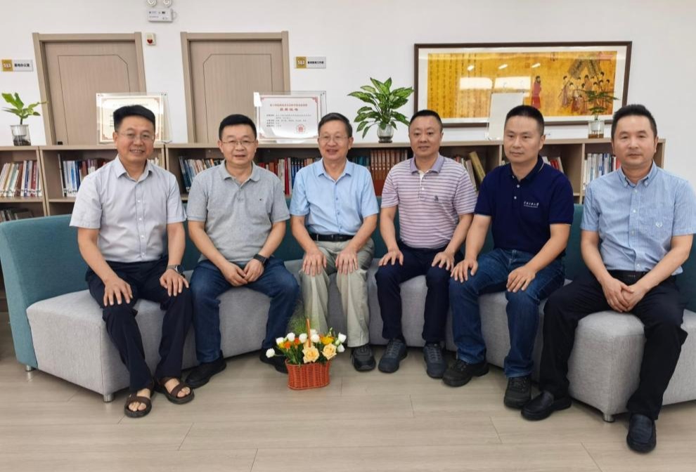 李俊杰带队赴学院开展教师节走访慰问活动