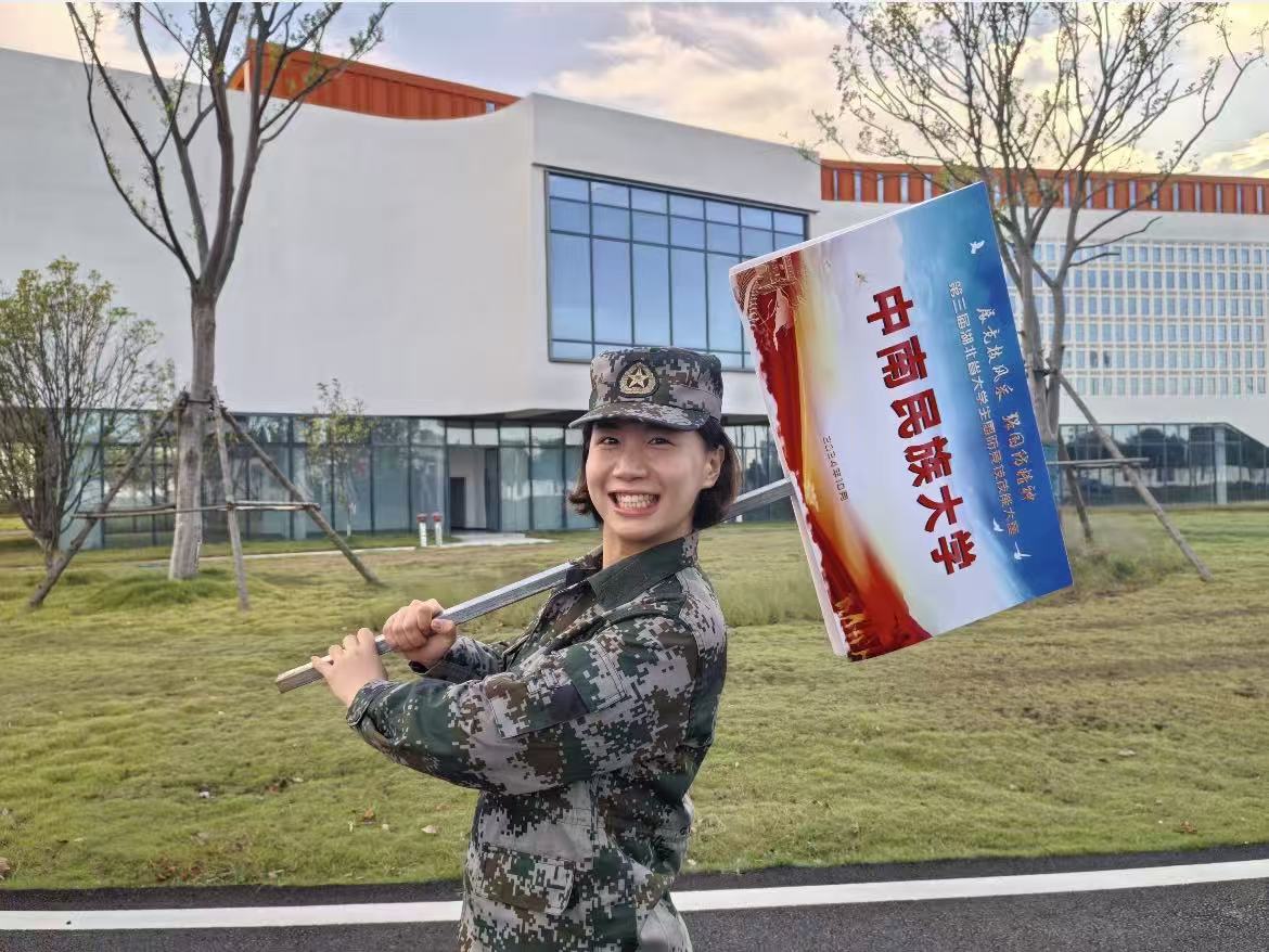 立德树人·星光丨经济学院2022级学生田雨欣：从“标兵”到“领头雁”，军魂照亮校园行