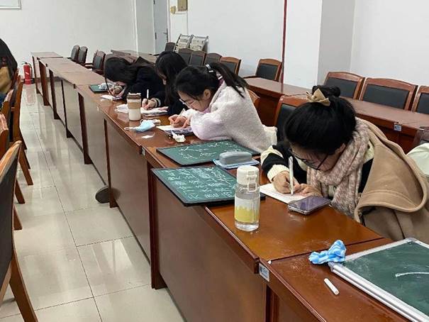 图三:同学们进行三笔字练习